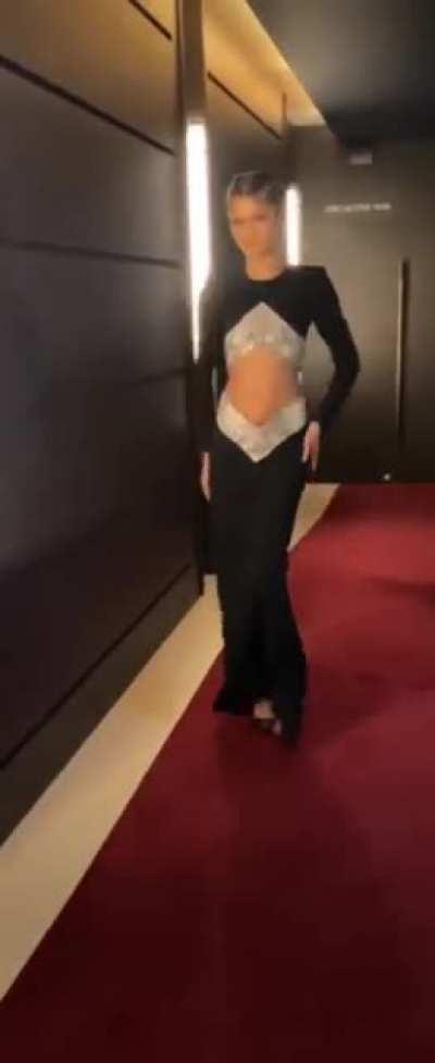 I can't stop looking at her!! 🥵🥵🥵