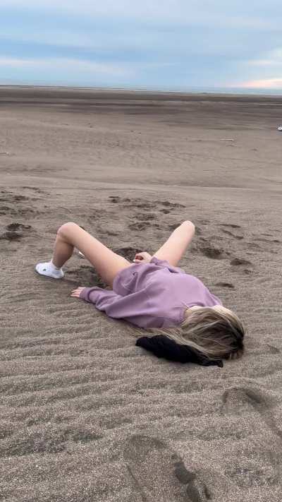 Dared to masturbate on the beach (f)