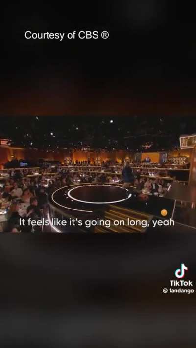 Nikki Glaser Singing at the 2026 Golden Globes