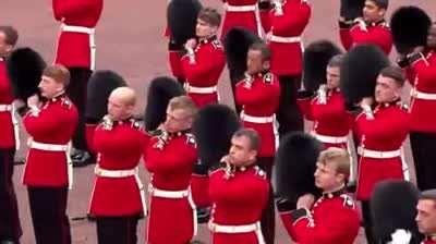 Para quem nunca viu os Guardas Reais tirarem o chapéu.