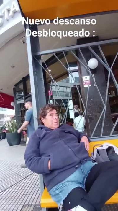 La loca del holograma apareció de vuelta 