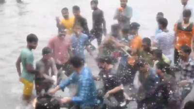 Lucknow : Rowdy Men , Harassing & “Groping” (00:09) a Couple in Name of Fun