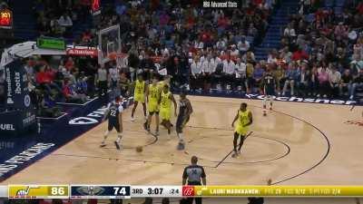 [Highlight] Larry Nance Jr. with a MEAN one-handed slam on Walker Kessler