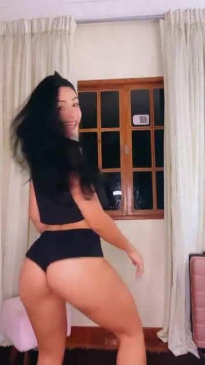 Rebolando gostoso🔥🍑