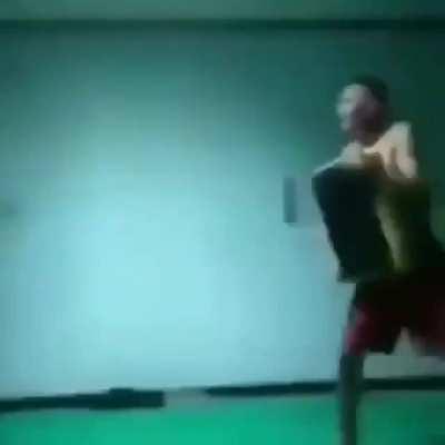 Só um chutinho de leve