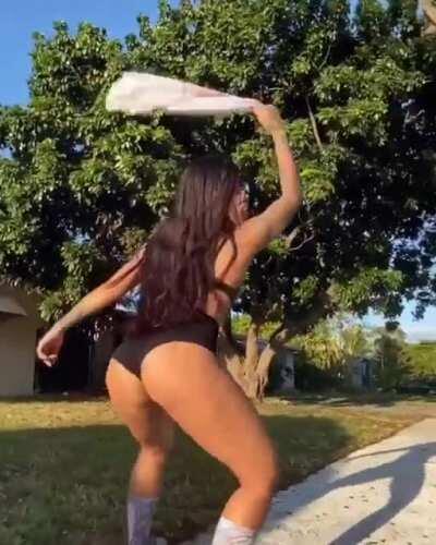 Ella perrea sola 🍑🍑🍑🍑🔞