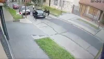 🚨 LO EMBOSCARON, ACELERÓ A FONDO Y SE LOS LLEVÓ PUESTOS.
 El conductor del auto no se amedrentó, pisó el acelerador y arrastró el auto de los cinco ladrones que terminaron escapando. Tres de Febrero