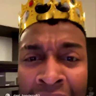 Calma nego dilson não coma nossos cus, por favor conte-nos uma piada estou querendo dar uma bela gargalhada