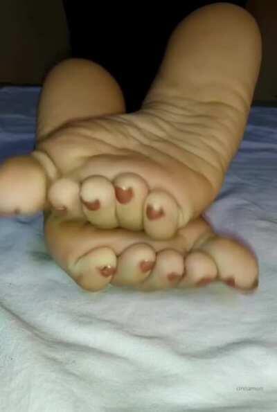 @cinnamonfeet2 (Instagram), someone have more videos or photos of her feet?