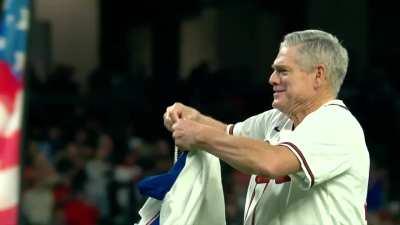 [Highlight] Dale Murphy throws the first pitch for Game 2 of the NLCS.