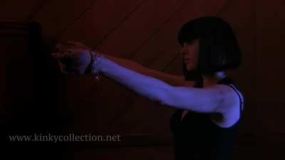 Rose McGowan verbal and later knees a man in the balls in The Doom Generation 1995