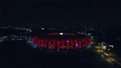 Inter X Boca no se jugó, pero se anunció el minuto de silencio, y por la noche el estádio se vistió de Argentina. Gran abrazo desde Brasil, hermanos! RIP Diego!