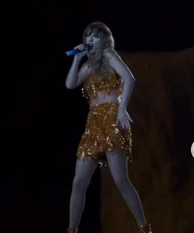 Taylor Swift | Feeling herself up