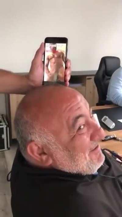 Teyip se&ccedil;meninin başını okşuyor.