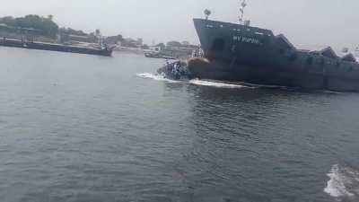 Freight ship sank a passenger launch in Bangladesh (20/3/2022)