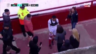 Los penales que le regalan al equipo del Chiqui Tapia los patea Iván Tapia, su hijo y si en una de esas putas casualidades lo mete, se va de la cancha y lo festeja abrazado a su mamá, Paola Moyano, hija de Hugo y hermana de Pablo, muy lindo todo.