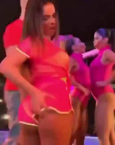 Quem ai queria dar um tapa nesse rabo?