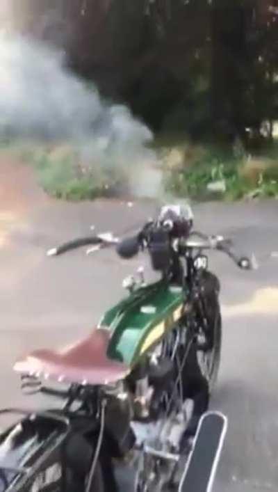 Карбидная лампа фары мотоцикла 1924 года выпуска.Аутентичный звук двигла доставляет отдельно.