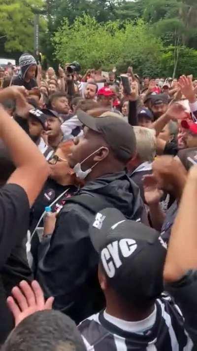 Torcida organizada do Corinthians gritando na avenida paulista: “Doutor, eu não me engano. O Bolsonaro é miliciano e terrorista