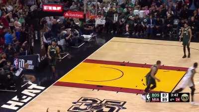 [Highlight] Herro displays textbook Dion Waiters mentality, shooting 2/15 from the field before draining this three to cap off a 15-0 Miami run