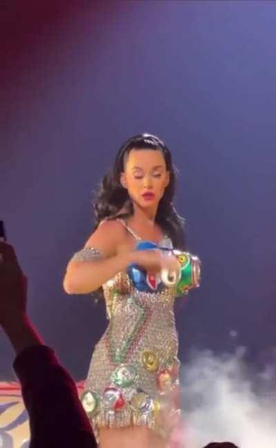 Katy Perry has a “malfunction” during her performance ?