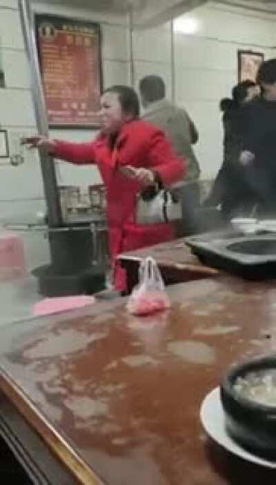 No dejan comer en paz