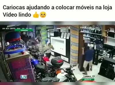 Cariocas sempre dando exemplo pra esses gringos mal educados 😔😔😳.