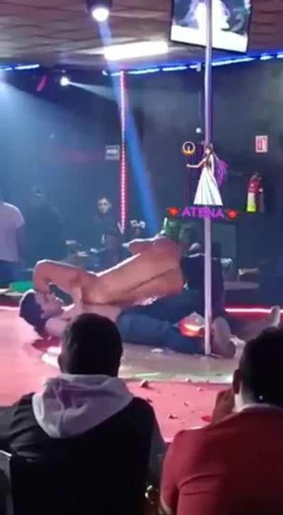 Mujer Luna Bella turns it up a notch