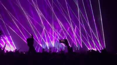 One of the many times I tried to be in the moment at this show but eventually I just had to let it happen and record reality in motion :) Hope you guys enjoy 😝