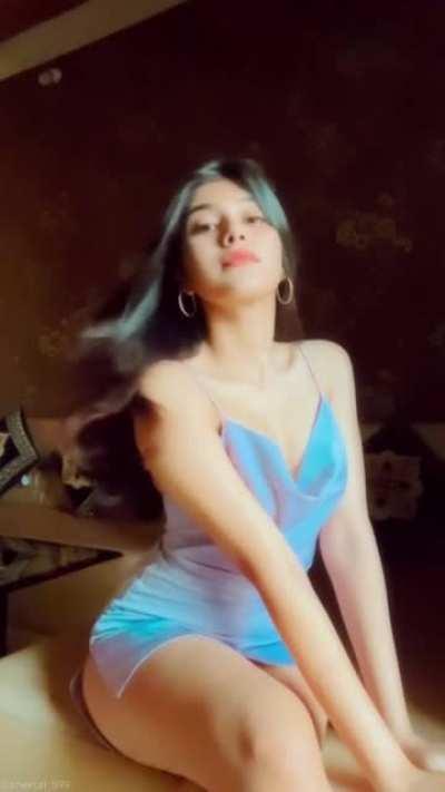 That posture and those thunder thighs 😍.