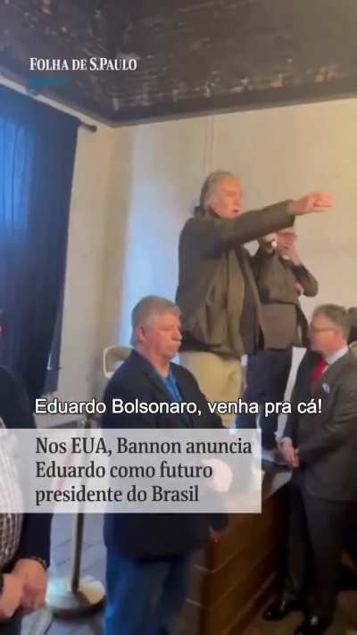 O estrategista da extrema-direita e ex-assessor de Donald Trump, Steve Bannon, logo antes de afirmar que Eduardo Bolsonaro será presidente do Brasil, fez uma saudação nazista ao anunciar que 