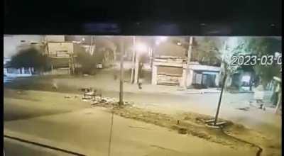 Merlo: Le quisieron robar en la parada de colectivo y mató a un motochorro de 15 años