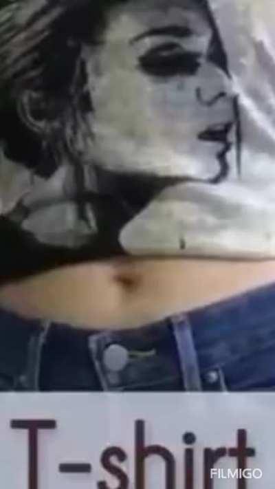 I love how this girl intentionally lifts up her shirt just to show off her belly button 🤤
