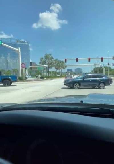 [USA] Guy doesn’t know where to stop at a red light