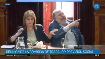 La actitud de Mayans es la representación perfecta de aquella persona que se está dando cuenta que está perdiendo el poder.