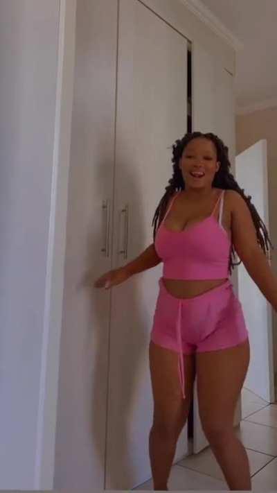 Hottie dance (@yanos_make_her_dance)