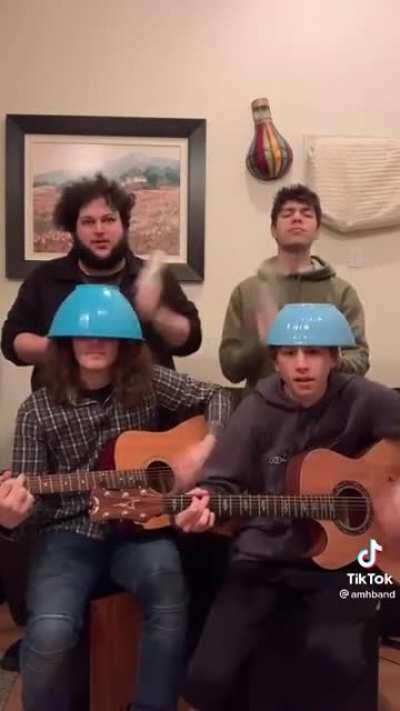 Parece ridículo até você ouvir a voz do cara