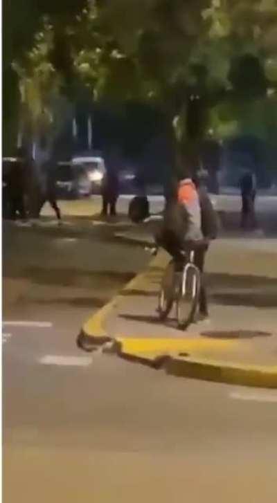 [Merlo] Manga de pibes saltan arriba de una patrulla y la rompen toda