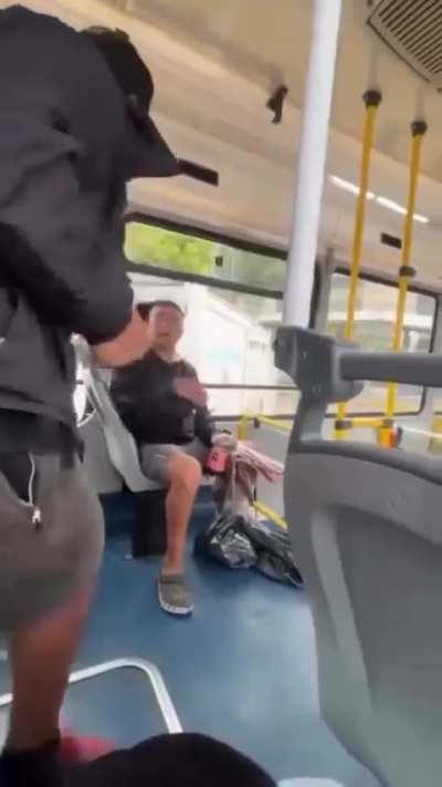 Pasajero de la l&iacute;nea 53 intent&oacute; propasarse con una chica y lo bajaron, despu&eacute;s el sujeto intent&oacute; refugiarse en una f&aacute;brica y fue agredido por los trabajadores