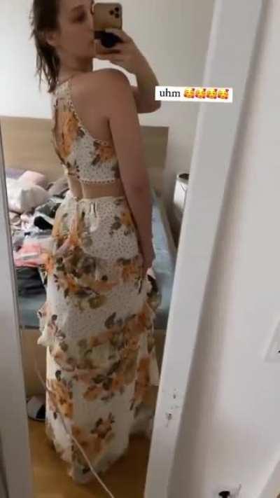 I think we all agree this dress is a YES 👑