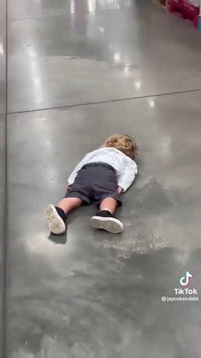 Idk which is more stupid; the child or the parent? All this because he didn’t want to hold her hand while walking in the store.