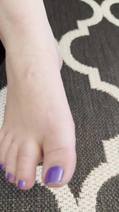 Beg for the privilege to worship my feet 😈 On your knees, crawl to me and press your face against my toes. It's the only way you can show your devotion. Worship my feet now, or be punished.