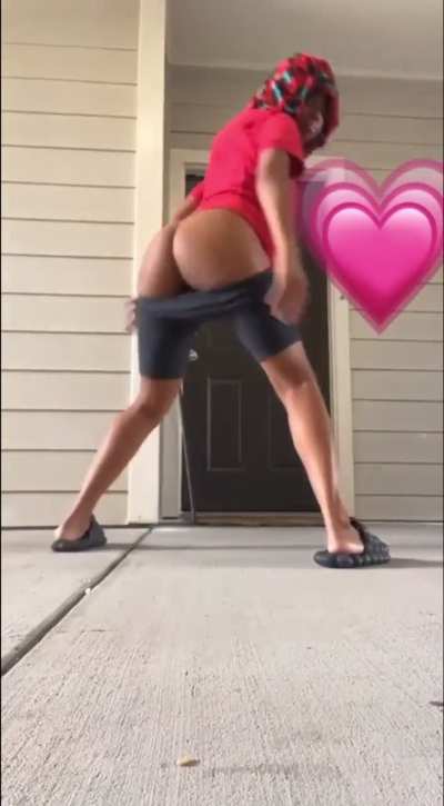 Petite Ebony Twerks outside her apartment