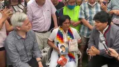 Milagros Sala, hablando con Evo Morales, periodistas y militantes desde la prisión.