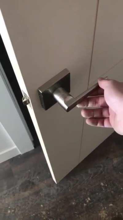A door handle that functions when pulled in any direction