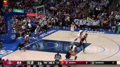 [Highlight] Kyrie finishes between 2 defenders with a absurd reverse off the window