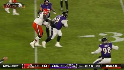 [Highlight] 355-pound DT Michael Pierce picks off Bailey Zappe