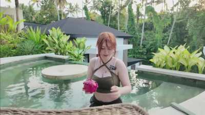 Aus ihrem Pool Stream. Lecker Drachenfrucht <3.