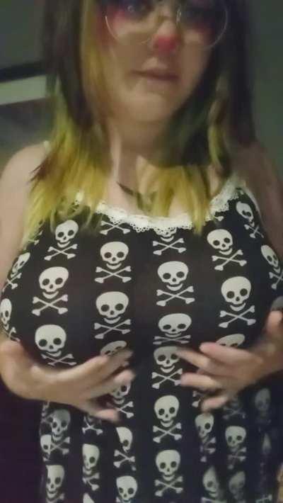 do you like this emo titties bouncing?