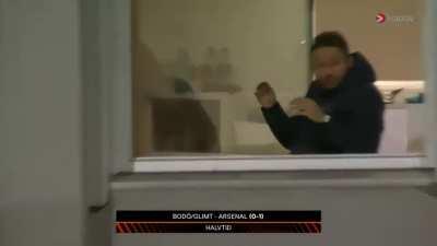 Saka using a wall to make sure the ball gets to the player who is unmarked. Incredible vision from our starboy